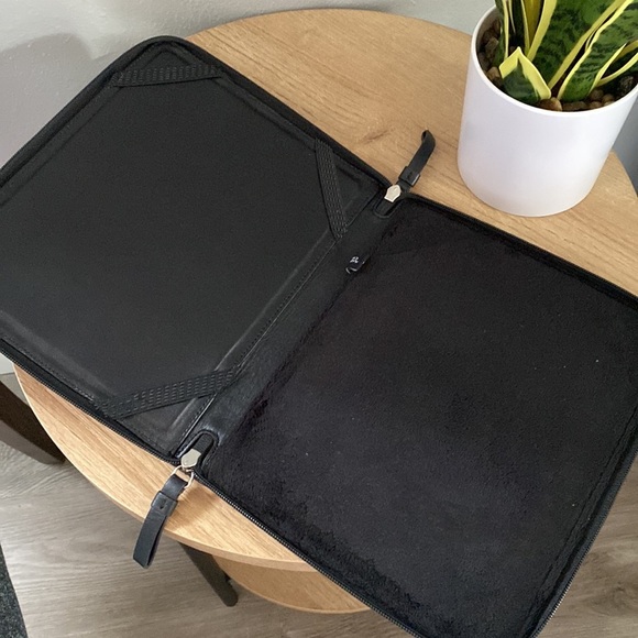 Bodhi Croc Tablet Carrying Case - Picture 4 of 14